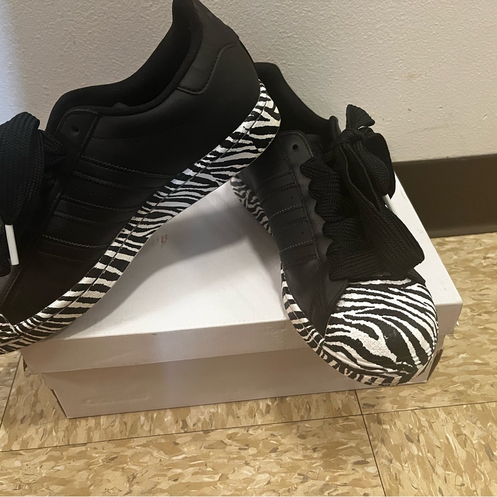 Black adidas superstar (shelltoes) with zebra print. - Picture 3 of 5